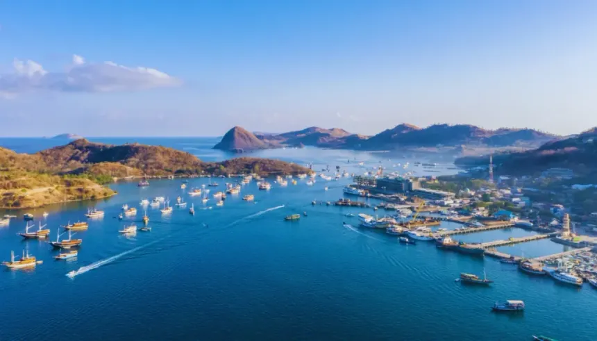 Blog : Komodo Island vs Lombok : A Traveler’s Guide to Choosing Your Perfect Destination 21 Labuan Bajo 1024x585 1