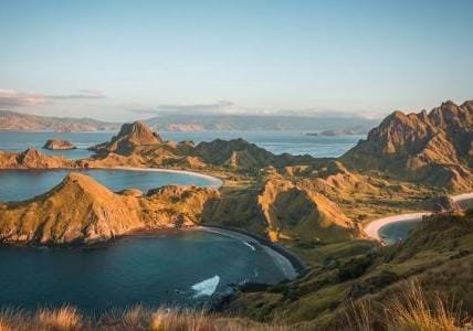 padar island indonesia wallpaper